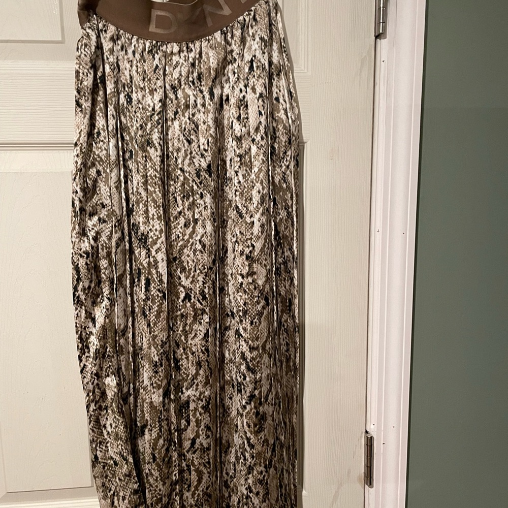 NWOT DKNY boutique animal print pleated skirt. Gorgeous - Picture 17 of 17